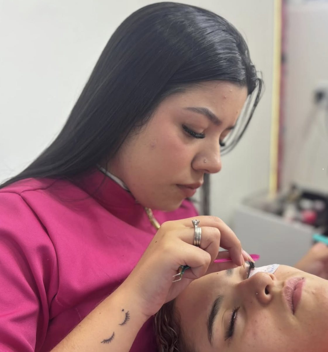 Sabrina aplicando extensão de cílios